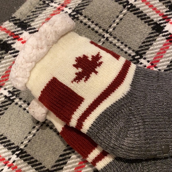 Abs “Canadian Maple” sherpa lined Grip Slipper Socks (pair # 1) - Picture 3 of 7